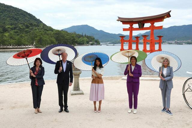 岸田首相の裕子夫人、デニムのパンツスーツで配偶者プログラム　宮島でジル夫人らをおもてなし