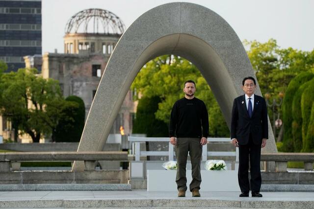 ゼレンスキー大統領が原爆資料館を訪問「定番」カーキ色でなく黒シャツ姿　追悼の思い示すためか