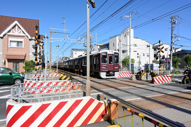 手押し車の高齢女性、特急電車にはねられ死亡　阪急電鉄神戸線の踏切