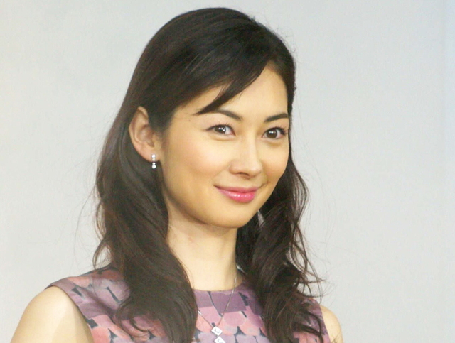 社長夫人で３児ママの伊東美咲　４６歳になった最新姿が衝撃　顔アップの美貌が不変「エルメスたん♡」「セレブ」