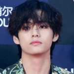 BTS・V、久々ブロンドヘアに髪色チェンジ 飛行機内でのショットに関心集中「カッコよすぎ」「お仕事のため？」