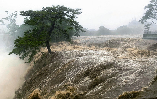 敷地川で堤防決壊の静岡、観光名所の滝は濁流に…大雨で交通機関や空の便も乱れ