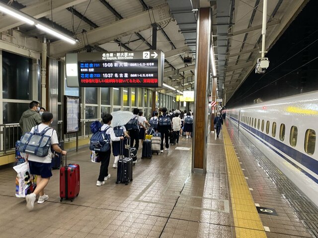 「野宿しろということか」乗客怒り　運転取り止めの東海道新幹線、近くのホテルも満室　16時間後に運転再開
