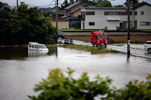 愛知・豊橋で冠水した道路に車水没、閉じ込められた男性会社員が死亡