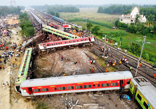 列車が次々衝突し２６１人死亡、間違った線路を走行か…インド東部バラソール