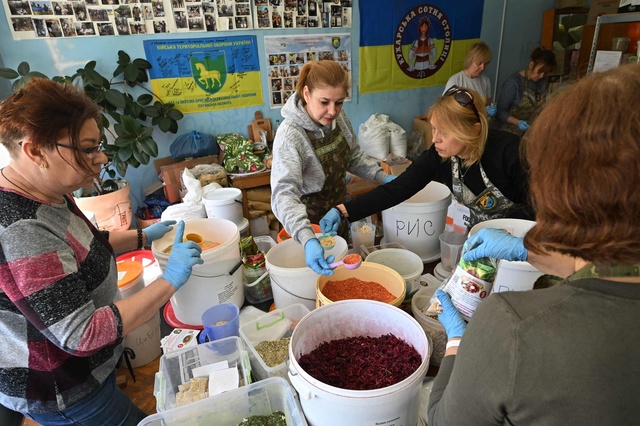 前線で食べられる即席ボルシチ、市民が用意 ウクライナ