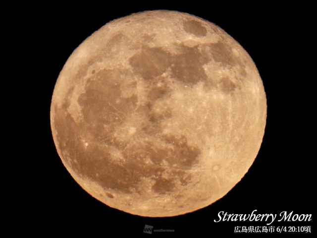 6月の満月「ストロベリームーン」が夜空に浮かぶ