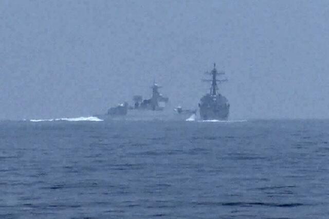 米中軍艦が接近した映像を放映 後続のカナダ軍艦から撮影 米中軍艦が接近した映像を放映 後続のカナダ軍艦から撮影