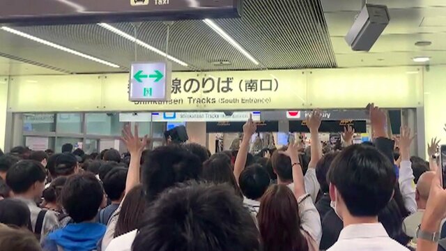 豪雨で“新幹線パニック”駅構内に行列　名古屋駅で巻き込まれた橋下徹弁護士が語る「秩序ある、皆さんの姿に感動」