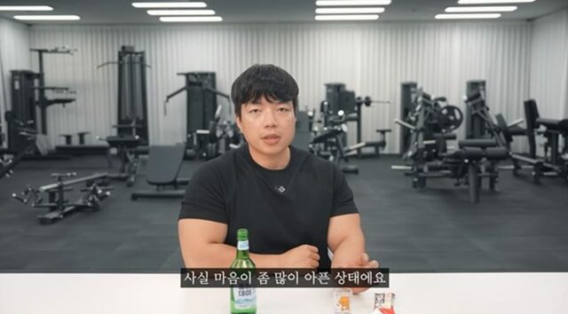 韓国“ヘルス系”著名ユーチューバー、コロナで「心が折れ」高カロリーな料理食べる映像