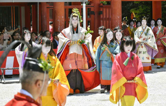 上皇ご夫妻による「葵祭」の観覧は、ただの見物ではなかった　平安からの伝統が現代に復活？