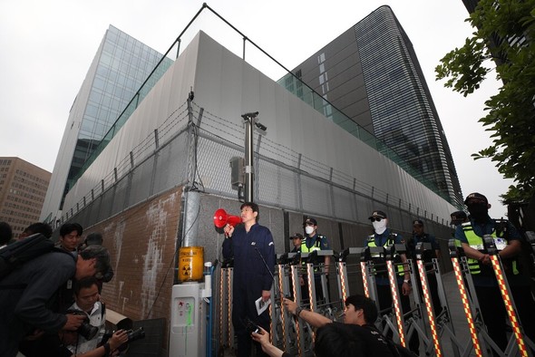 ［フォト］「核汚染水浄水器の配達です」日本大使館は「受け取り拒否」＝韓国