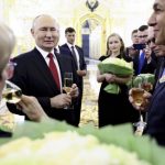シャンパングラス手にプーチン大統領、露軍を批判…「民間施設への攻撃は意味ない」