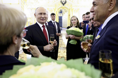 シャンパングラス手にプーチン大統領、露軍を批判…「民間施設への攻撃は意味ない」