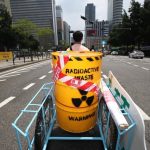 ［フォト］「放射性廃棄物入りドラム缶」模型を日本大使館へ…「放出やめよ」 ＝韓国