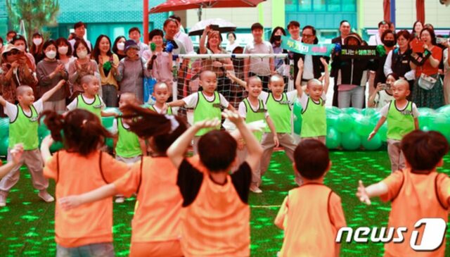 「昼食のトンカツ3kg、85人で分けて食べた」韓国の保育園で大量退職、園長告訴へ 「昼食のトンカツ3kg、85人で分けて食べた」韓国の保育園で大量退職、園長告訴へ
