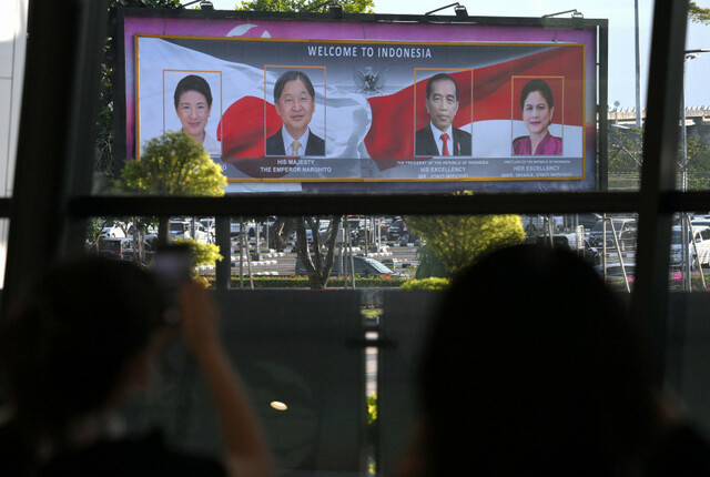両陛下のインドネシア訪問、地元紙「歓迎」　沿道で出迎えた国民も