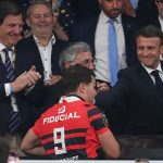 マクロン氏、ビール一気飲みで批判 ラグビー優勝チームと