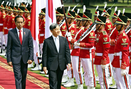インドネシア訪問中の両陛下、宮殿で歓迎行事に臨まれる…大統領運転のカートで移動