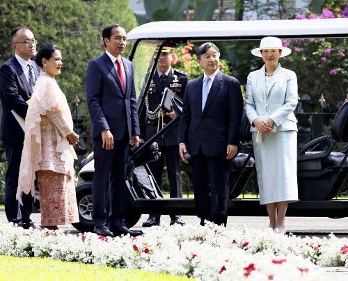 インドネシア訪問中の両陛下、宮殿で歓迎行事に臨まれる…大統領運転のカートで移動