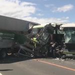 【大事故の瞬間】トラックがバスに“突き刺さる”　運転席後ろの乗客も犠牲に…道が傾斜して「本当に事故多い現場」