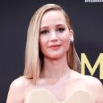 正面から見ると2次元。米俳優、3次元とは思えないドレスを着こなす