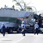 北海道バス事故、トラック側にブレーキ痕確認されず…「オフセット衝突」で被害拡大か