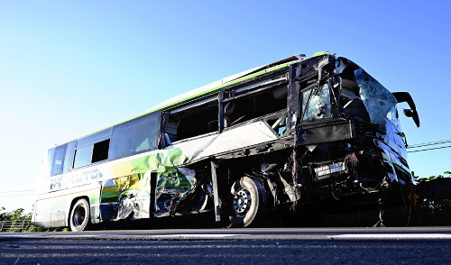 北海道バス事故、トラック側にブレーキ痕確認されず…「オフセット衝突」で被害拡大か