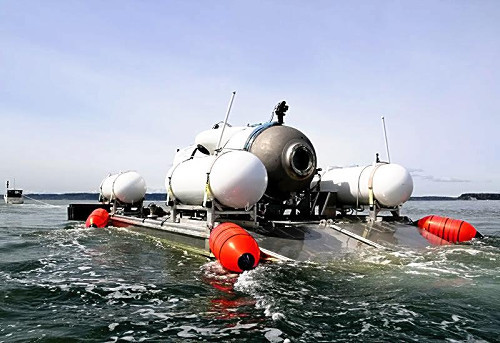 海底のタイタニック号近くで「破片」発見、不明の潜水艇か