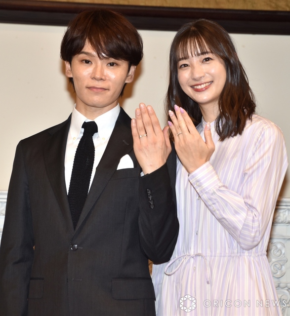 足立梨花＆TATSUが2ショット結婚会見　異例の手話同時通訳で「とてもうれしい！」