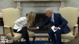80歳の変質者は前かがみになってメローニ首相の手を握り、髪の匂いを嗅ごうとする（動画）