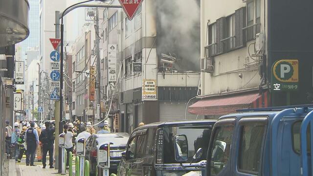 【速報】東京・新橋のビルで爆発か 出火し延焼中　4人けが　現場は開店準備中のカフェバー