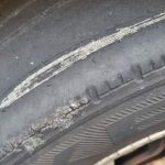 韓国・放置されてきた保育園の「つるつるタイヤ」の車…「破裂する恐れ」