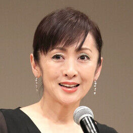 斉藤由貴、胸元パックリ姿にドキッ「色気が」「流石の魔性」子どもは２３、１９、１８歳　番組で号泣