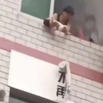 マンションで火災発生 母親が4階から赤ちゃんを投げ落とす　