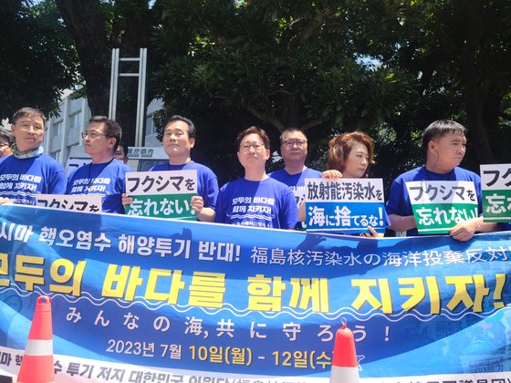 韓国野党議員、３７．８度の焼き付ける陽射しの中で東京デモ…「放流反対は差別」日本人の声も