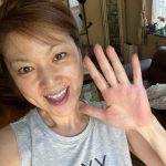 ５５歳・飯島直子、すっぴんタンクトップ姿＆定食みたいな手料理が素敵「美味しそう」「さわやか笑顔」