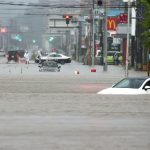 秋田で記録的大雨、道路冠水で車は立ち往生…５市町１万３０５０人に「緊急安全確保」発令