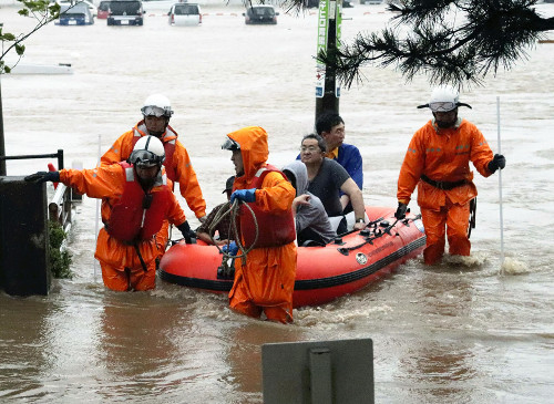 秋田で記録的大雨、道路冠水で車は立ち往生…５市町１万３０５０人に「緊急安全確保」発令