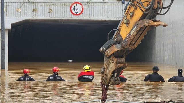 韓国の大雨被害、水没した地下車道から13人の遺体