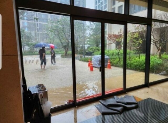 ソウルの豪雨、数億円超高級マンションがまた浸水…「手抜き」疑惑にざわつく入居者