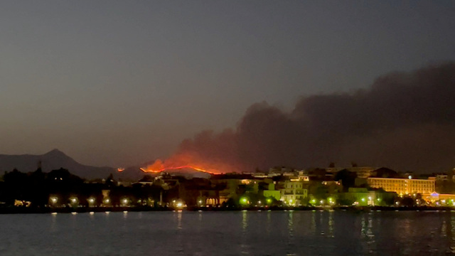 ギリシャ、新たな山火事発生の危険性　外国人観光客2000人超帰国