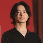 山崎賢人「気持ち悪くなっちゃって」　アレルギーで顔ボコボコ、呼吸しづらく…緊急事態告白にスタジオ騒然