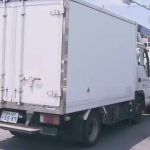 「周りの人がトラック叩いて“すぐ止めろ!”と」　コンビニ駐車場でバックしたトラックにひかれ女性（72）死亡　東京