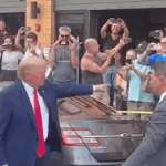 トランプ大統領は、訪れたステーキ店で大勢の熱狂的ファンに取り囲まれる：フィラデルフィア（動画）