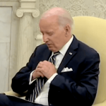 バイデン、イスラエル大統領との会談中に居眠りをこき、寝言を言う（動画）