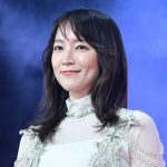 ＜吉岡里帆＞バックスリットから美脚ちらり　透け感トップス×ビジューたっぷりで華やかに