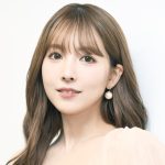 三上悠亜、激変のニューヘアにファン驚き「姫」「髪形、神」白のへそチラノースリーブに「全部国宝級」