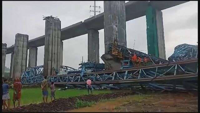 インドの高速道建設現場で大型クレーン倒壊　作業員ら17人死亡3人負傷