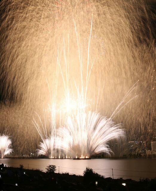 なにわの夜空に鮮やかな大輪　淀川花火に見物客から大歓声も